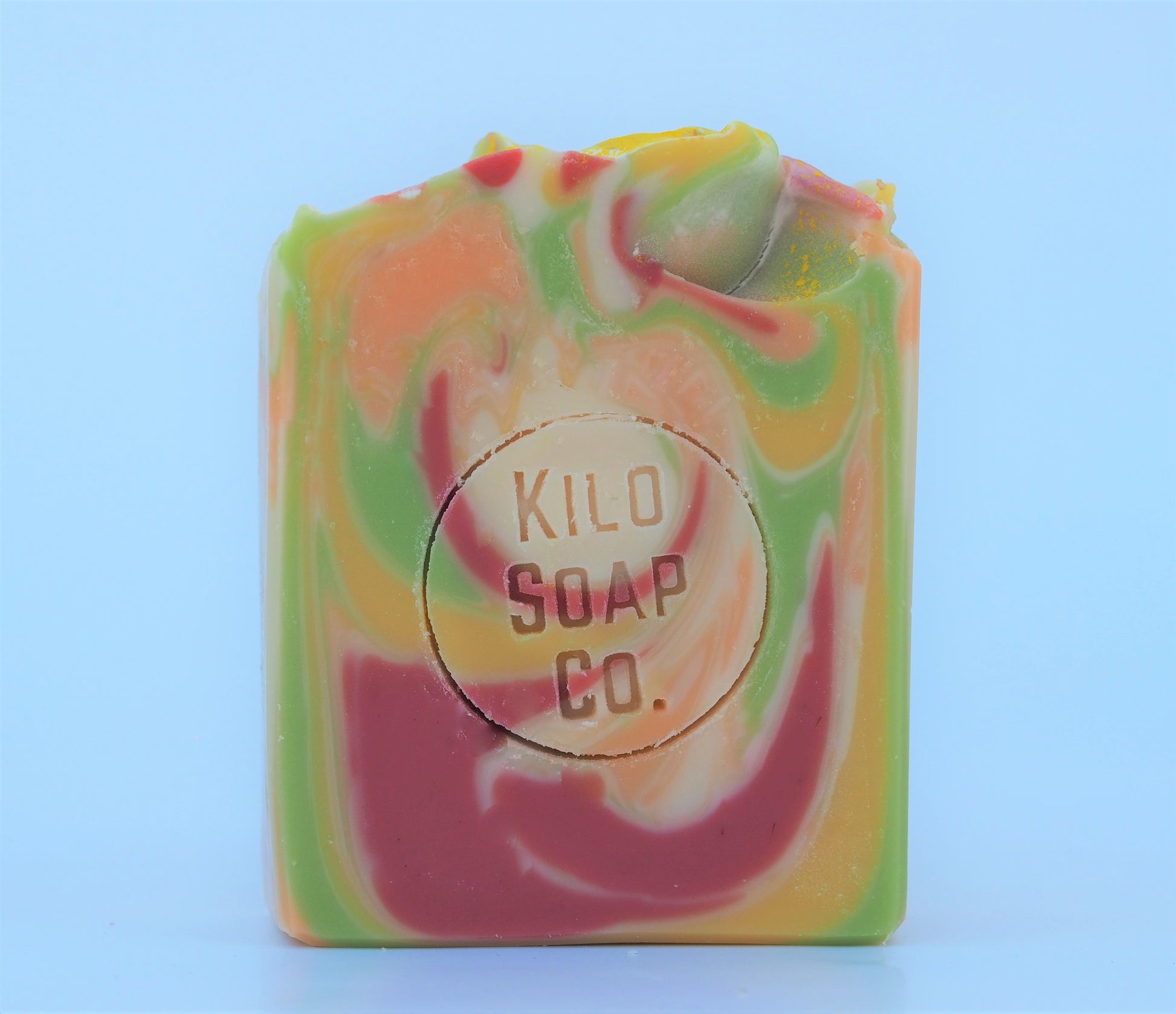 Tinto de Verano inspired soap bar with pink and burgundy swirls, scented with juicy red fruits and citrus. Made with Shea butter and olive oil, made in Spain.