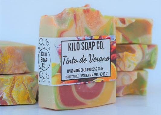 Tinto de Verano inspired soap bar with pink and burgundy swirls, scented with juicy red fruits and citrus. Made with Shea butter and olive oil, made in Spain.